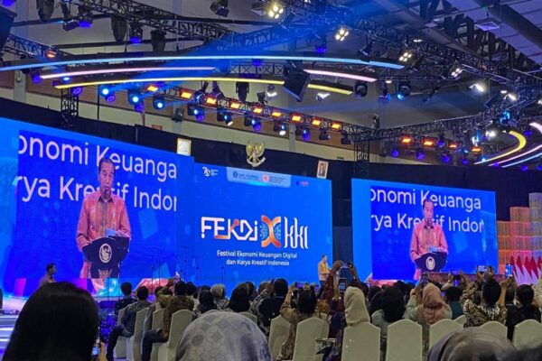 Jokowi Minta OJK dan BI Tingkatkan Pelindungan Masyarakat dalam Sektor Ekonomi Digital