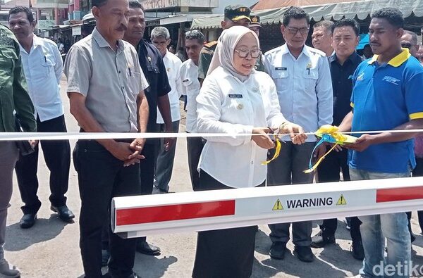 Masuk Toilet di Pasar Larantuka Bayar Pakai Uang Elektronik