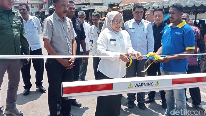 Masuk Toilet di Pasar Larantuka Bayar Pakai Uang Elektronik